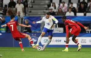 Quy Trình Bắt Đầu Và Bắt Đầu Lại Trận Đấu Bóng Đá Theo Luật FIFA